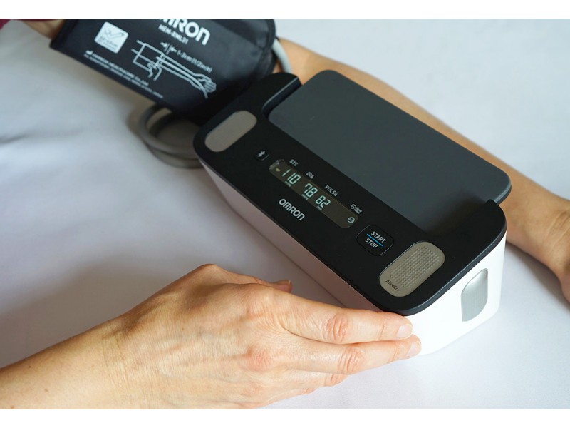 OMRON Complete (HEM-7530T-E3) – Dispozitiv 2 în 1: Tensiometru și Electrocardiograf cu Detectare a Fibrilației Atrial