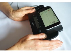 OMRON Complete (HEM-7530T-E3) – Dispozitiv 2 în 1: Tensiometru și Electrocardiograf cu Detectare a Fibrilației Atrial