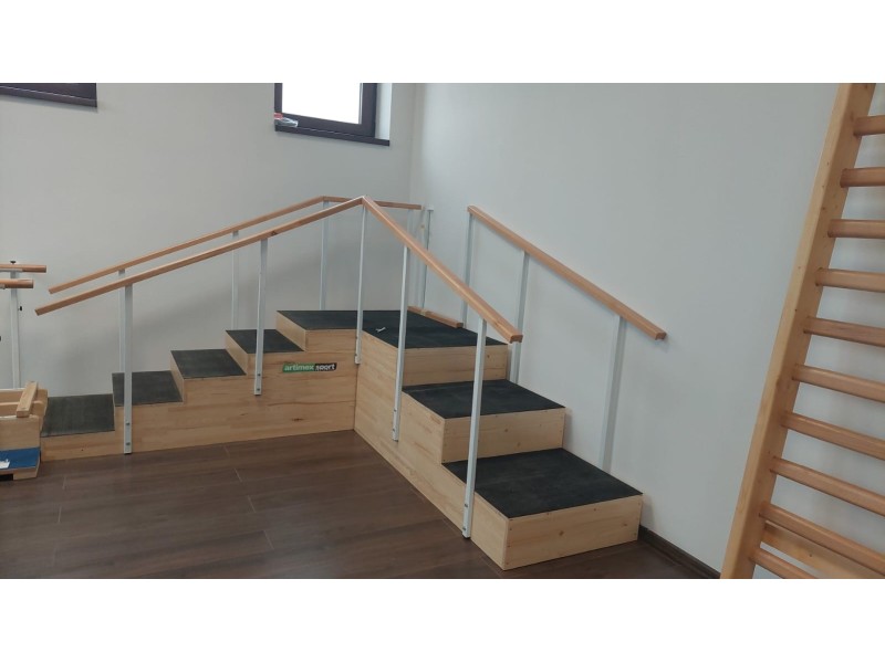 Scara CU plan inclinat in forma de L