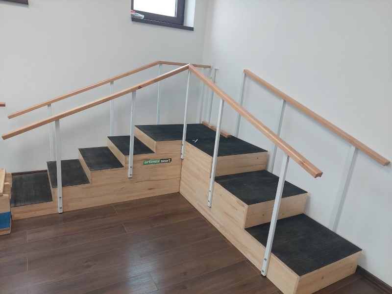 Scara CU plan inclinat in forma de L
